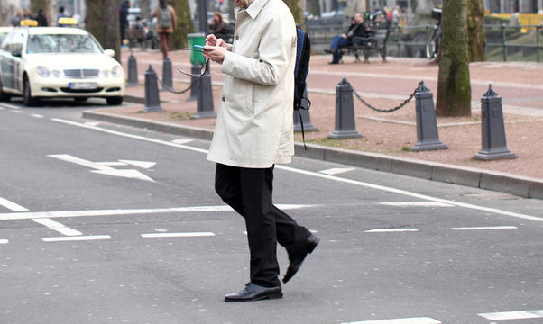 Fussg&auml;nger mit Handy, Unaufmerksam