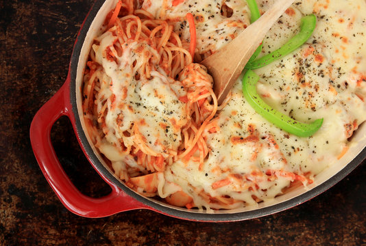 Spaghetti with cheese baked in the oven