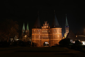 Obraz premium Holstentor bei Nacht
