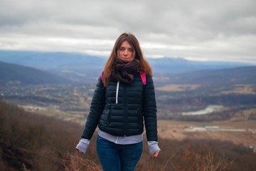 Naklejka premium Портрет красивой девушки в горах Адыгеи