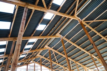 Dachkonstruktion eines neuen Boxenlaufstalls