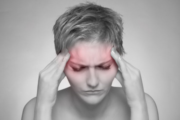 Frau mit Kopfschmerzen