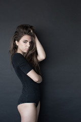 Chica sensual toc&aacute;ndose el pelo