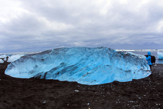 Islanda:  un grande iceberg sulla spiaggia