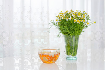 かわいいカモミールの花と紅茶