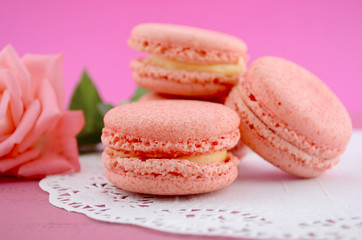 Fototapeta premium Strawberry flavor macaroons on pink background