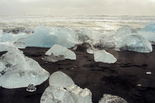 Islanda: iceberg spinti dalle onde...