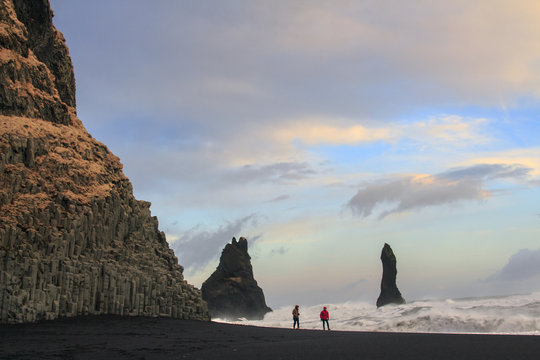 Il mare in Islanda: spiaggia nera di Vik passeggiata