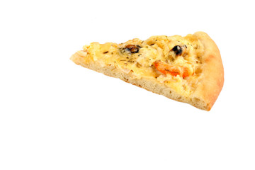 Кусок пиццы с морепродуктами на белом фоне