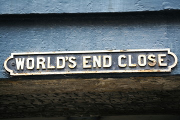 Obraz premium World's End Close street sign