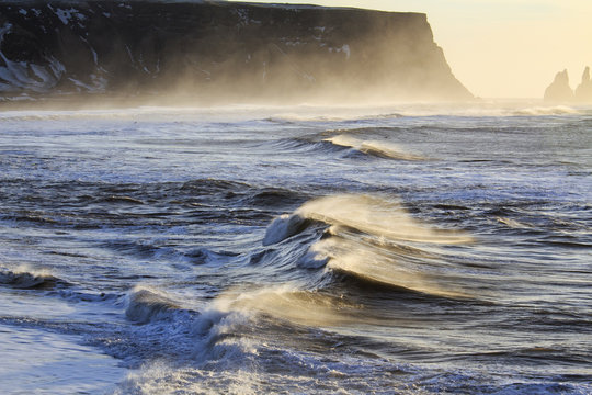 Il mare in Islanda: spiaggia nera di Vik all'alba