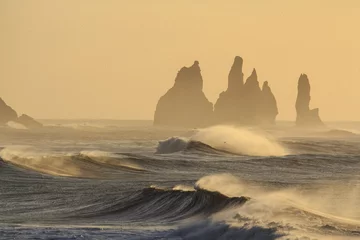 Afwasbaar Fotobehang Arctica De zee in IJsland: zwart strand van Vik, stormachtige zee