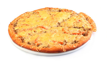 Итальянская пицца с мясом на белом фоне