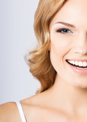 Obraz premium Happy smiling woman, over grey