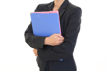 書類を持つ女性