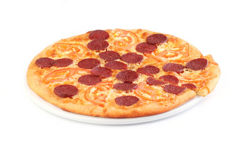 Итальянская пицца с салями на белом фоне