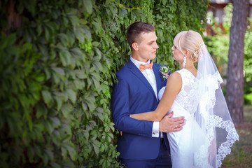 bride and groom, green wall