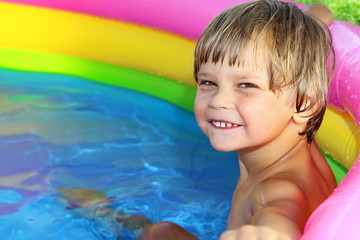 Fototapeta na wymiar Kid swims in the pool.