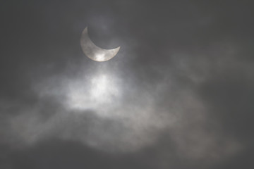 Obraz na płótnie Canvas Eclipse solaire partielle à travers les nuages