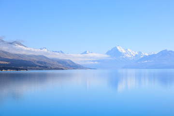 Fototapeta na wymiar Mount Cook over Lake Pukaki