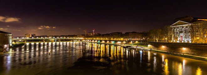 Fototapeta na wymiar Night view of the Garonne river in Toulouse - France