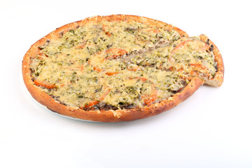 Итальянская пицца с телятиной на белом фоне