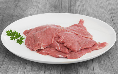 escalopes de veau crues sur assiette