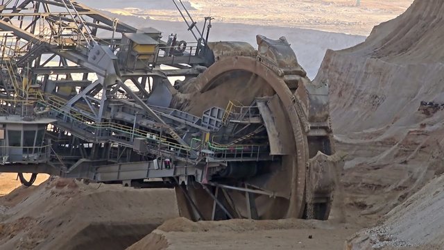 Giant Bucket Wheel Excavator - Opencast mining - Time Lapse