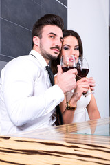 Flirten bei einem Glas Rotwein