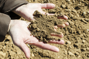 trabaja la tierra con tus manos