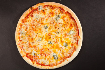Lekkere Italiaanse pizza vier soorten kaas