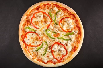 Abwaschbare Fototapete Leckere italienische Pizza mit Pfeffersüßkäse und Hühnchen © Maksim Denisenko