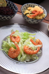 gamberetti su insalata