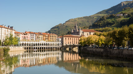 Fototapeta na wymiar Vista del río Oria en Tolosa