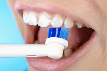 Elektrische Zahnbürste beim Zähne putzen