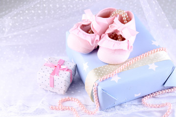 Naklejka premium Pink baby boots with gift close-up