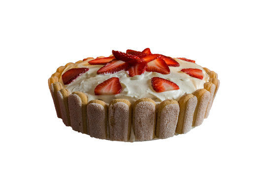 Erdbeerkuchen mit Sahne freigestellt