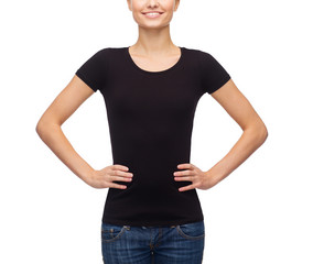 Obraz premium smiling woman in blank black t-shirt