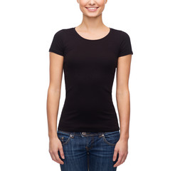 Obraz premium smiling woman in blank black t-shirt