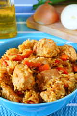 плов с кусочками курицы