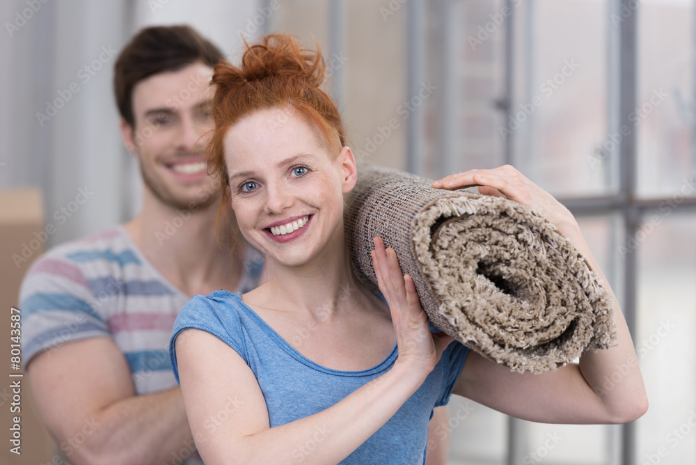 Wall mural junges paar trägt einen teppich in die neue wohnung