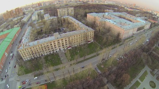 Cityscape near edifice of military commandant regiment