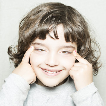 Ni&ntilde;a jugando