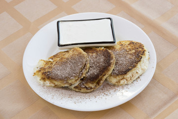 Cheesecakes with sour cream.