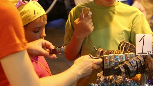 woman with child chooses souvenirs in Istanbul, Turkey