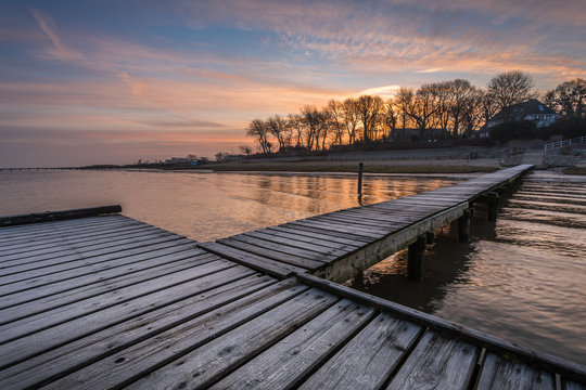 Sonnenuntergang mit Bootsanleger