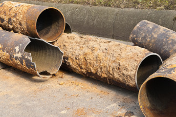 Ausgebaute alte Gasrohre aus Gusseisen - Stahlguss