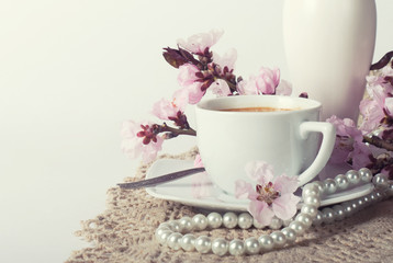 Obraz na płótnie Canvas coffee and pink cherry blossoms