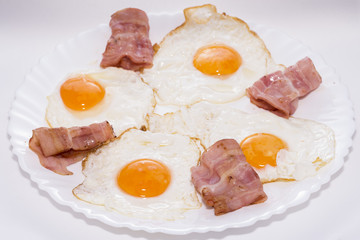 Bacon con huevos.