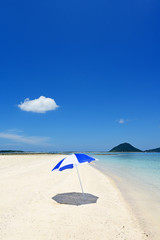 美しい沖縄のビーチと夏空